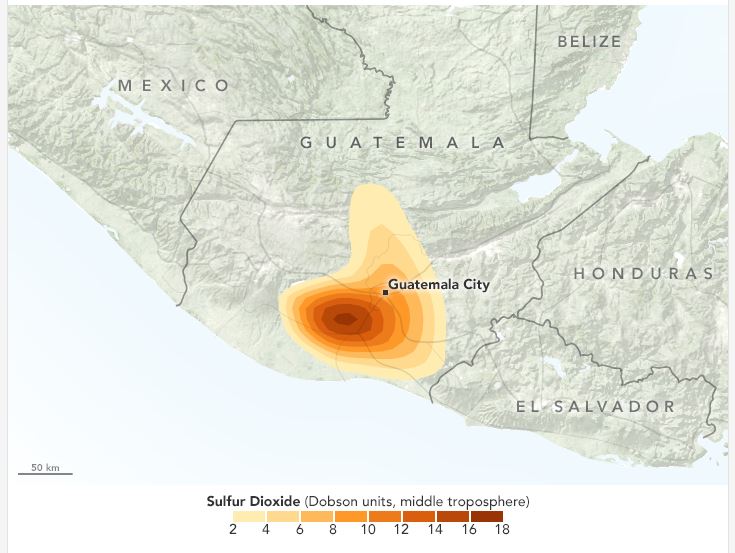 El área señalada en rojo refleja la mayor concentración de dióxido de sulfuro alrededor del volcán de Fuego. (Foto Prensa Libre: earthobservatory.nasa.gov)