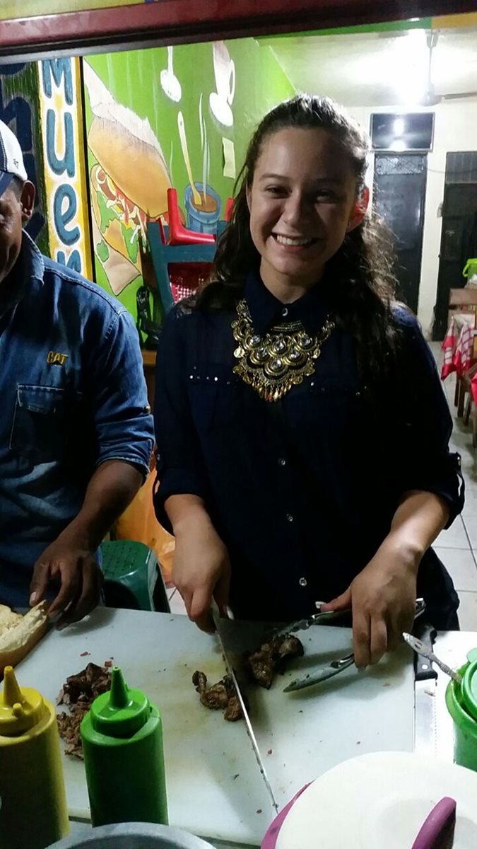 Heidy Michel Valdez Soto, Señorita Quiché, vende comida en las calles de Pachalum. (Foto Prensa Libre: Héctor Cordero)