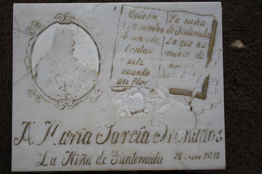 La lápida se encuentra en el panteón de la  familia García Granados. (Foto Prensa Libre: Esbín García)