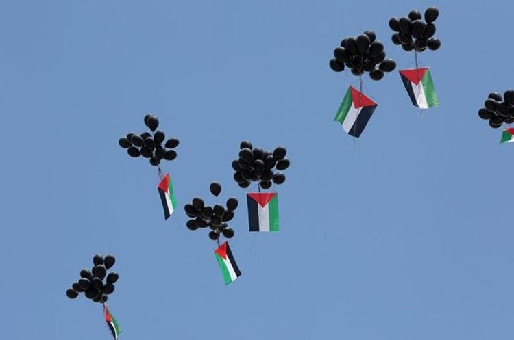Los manifestantes soltaron globos negros con banderas palestinas en conmemoración de los que ellos llaman la "Catástrofe". EPA