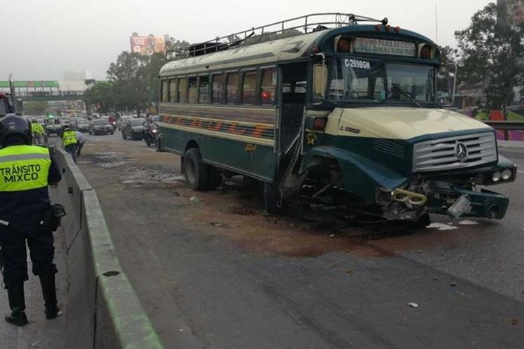 El bus de transporte extraurbano colision&oacute; contra los separadores viales de concreto en el Tr&eacute;bol. (Foto Prensa Libre: &Eacute;rick &Aacute;vila)