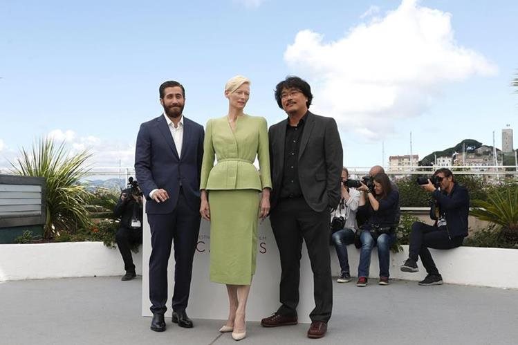 El director surcoreano Bong Joon-ho (d) posa con la actriz británica Tilda Swinton (c) y el actor estadounidense Jake Gyllenhaal (i) durante la presentación gráfica de la película "Okja" en la 70 edición del Festival de Cannes. (Foto Prensa Libre: EFE)