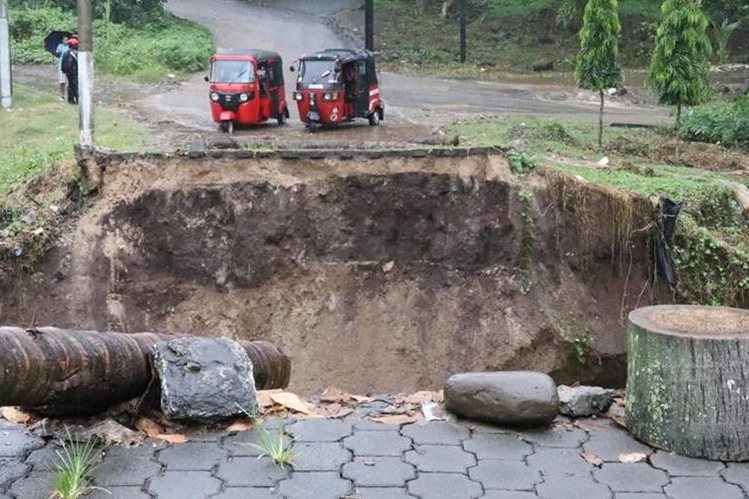 La crecida del río Sacuá dañó las bases del puente, por lo que colapsó en Mazatenango. (Foto Prensa Libre: Cristian I. Soto)