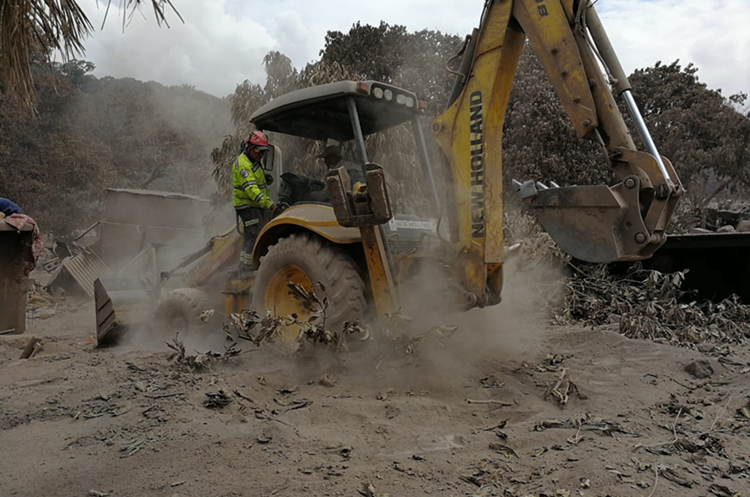 Maquinaria remueve escombros en busca de cadáveres. (Foto Prensa Libre: Álvaro González)