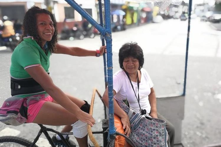 Luisa Fernanda Cabrera tienen 15 años de prestar servicio en el Centro Histórico de la capital. (Foto Prensa Libre: Óscar García).