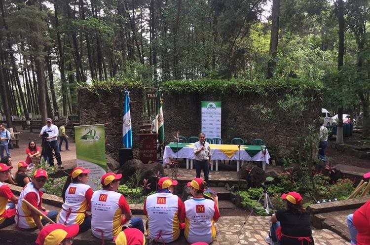 Niños recibieron una charla ambiental antes de la reforestación. (Foto Prensa Libre: Eduardo González)