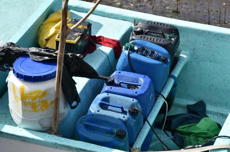 Recipientes que transportaban las lanchas. (Foto Prensa Libre: Fiscalía General de El Salvador).