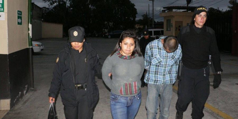 Sheila Tacam y un menor de edad detenidos por supuestamente atacar a balazos un bus de Rutas Quetzal. (Foto Prensa Libre: Cortesía)