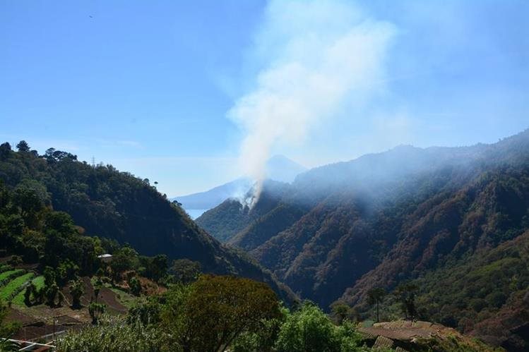 El humo generado por le incendio puede verse a varios kilómetros de distancia. (Foto Prensa Libre: Édgar René Saenz)
