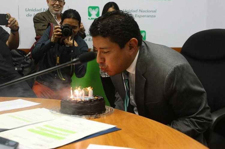 Momento en que Carlos Barreda sopla las velas de su pastel. (Foto Prensa Libre: Urías Gamarro)