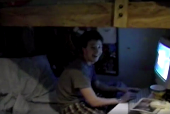 Mark Zuckerberg en pijamas y celebrando ingresar a Harvard (Foto Prensa Libre: Mark Zuckerberg).