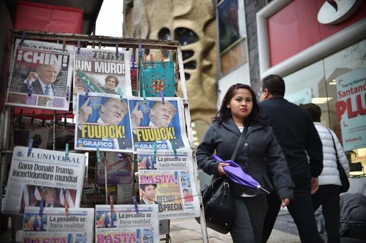 Una mujer camina frente a un estante de diarios mexicanos que destacaron la elección de Donald Trump. (Foto Prensa Libre: AFP).