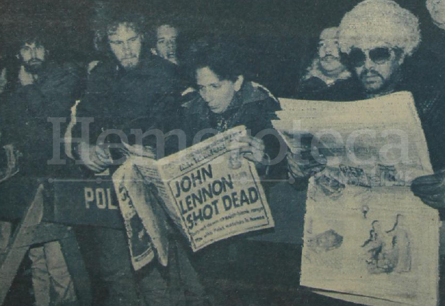 La gente no daba crédito a los titulares de los periódicos, informando de la muerte repentina del ex beatle John Lennon, el 9 de diciembre de 1980. (Foto: Hemeroteca PL)