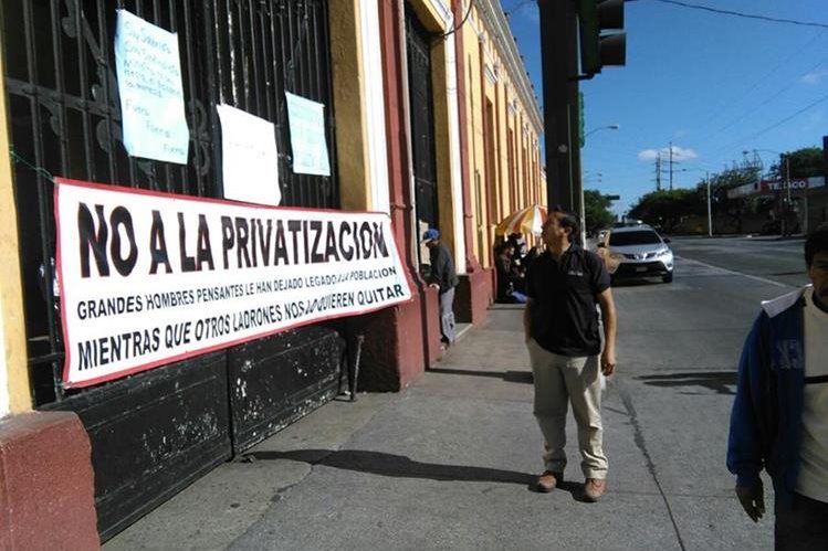 Un sindicato de trabajadores de Salud cerró el cementerio de la zona 3. (Foto Prensa Libre: Estuardo Paredes)