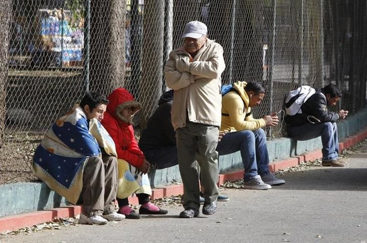 Autoridades recomiendas abrigar principalmente a niños y adultos mayores. (Foto Prensa Libre: Paulo Raquec)