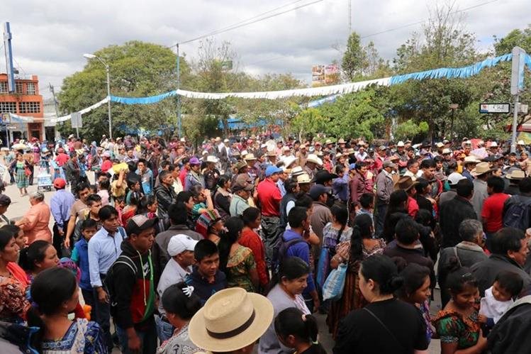 Pobladores manifiestan en apoyo a l&iacute;der ind&iacute;gena. (Foto Prensa Libre: H&eacute;ctor Cordero). 