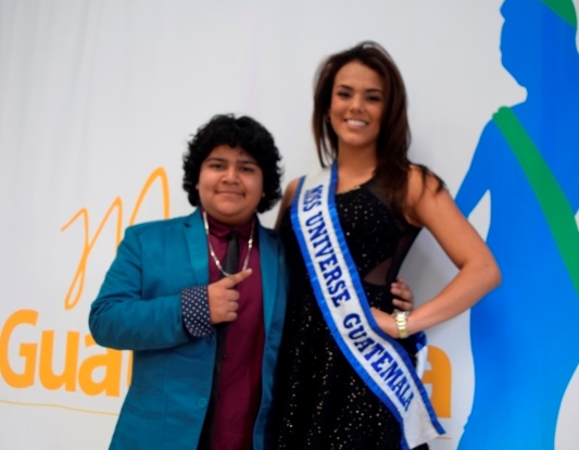 Virginia Argueta junto al actor Juliocesar Chávez. (Foto Prensa Libre: Giovanni Bautista)