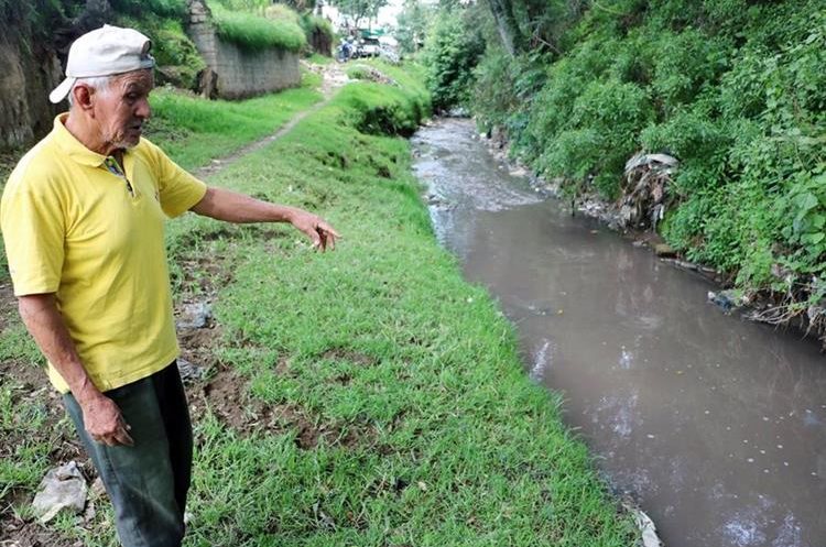 Un vecino explica que el río Seco es contaminado frecuentemente por procesadoras de pieles. (Foto Prensa Libre: Carlos Ventura)