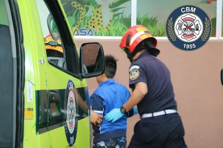 Un bombero ingresa al Hospital San Juan de Dios a un niño de 11 años herido de bala en la zona 5. (Foto Prensa Libre: Bomberos Municipales).