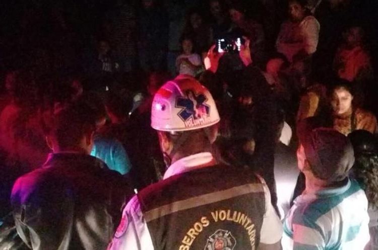 Vecinos se reúnen en el lugar donde fueron entregadas las niñas a sus familiares. (Foto Prensa Libre: Eduardo Sam Chun).