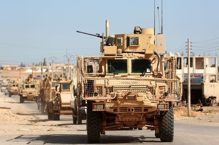 Varios vehículos de las fuerzas de la coalición respaldadas por Estados Unidos que conducen en la ciudad siria de Manbij (AFP).