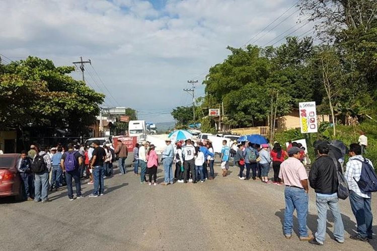 Uno de los puntos bloqueados por salubristas se encuentra en La Ruidosa, Morales, Izabal. (Foto Prensa Libre: Dony Stewart)