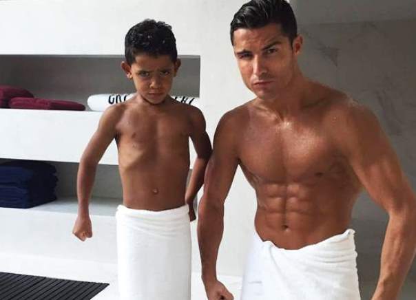 Hijo de Cristiano cobra las faltas como su padre