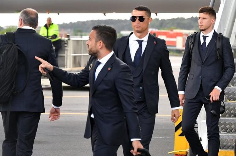 CR7 y sus compañeros de selección desembarcaron esta mañana en el aeropuerto de Zhukovsky. (Foto Prensa Libre: AFP)