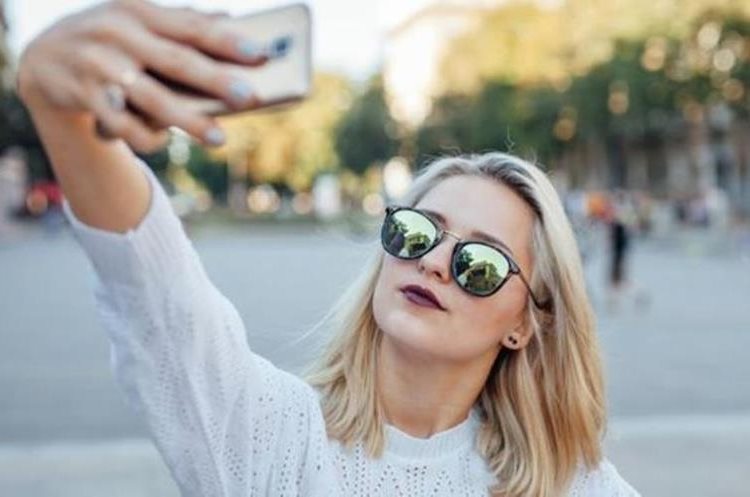 Los jóvenes sienten que la imagen que tienen de su cuerpo empeora tras usar redes como Facebook e Instagram. (JAKUBZAK)
