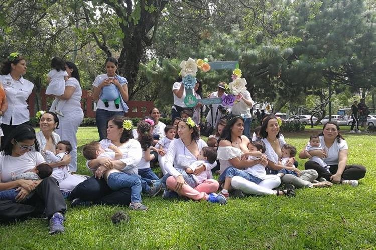 Madres se reúnen la Mamatón organizada por la Liga de la Leche. (Foto Prensa Libre: Brenda Martínez)