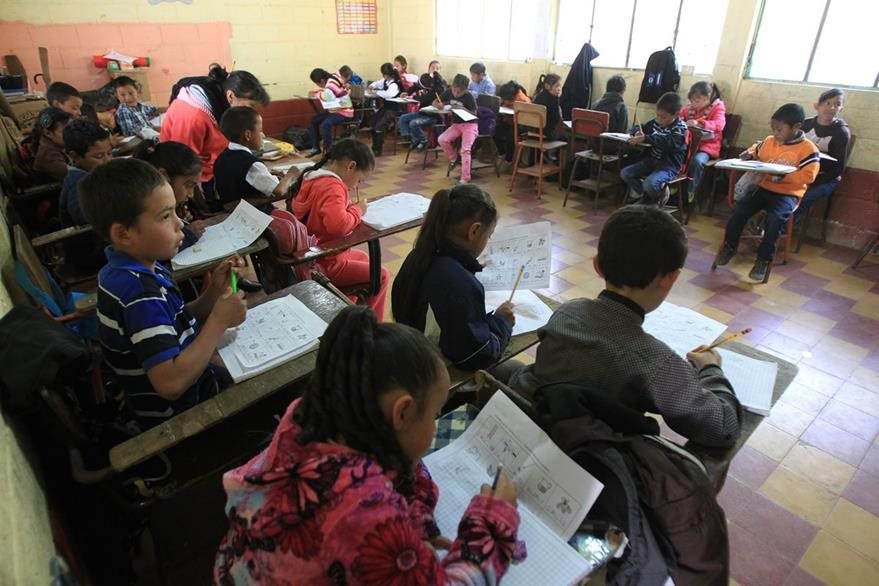 La falta de aulas obliga a unificar grados en la escuela de Plan Grande, Palencia. (Foto Prensa Libre: Esbin García)