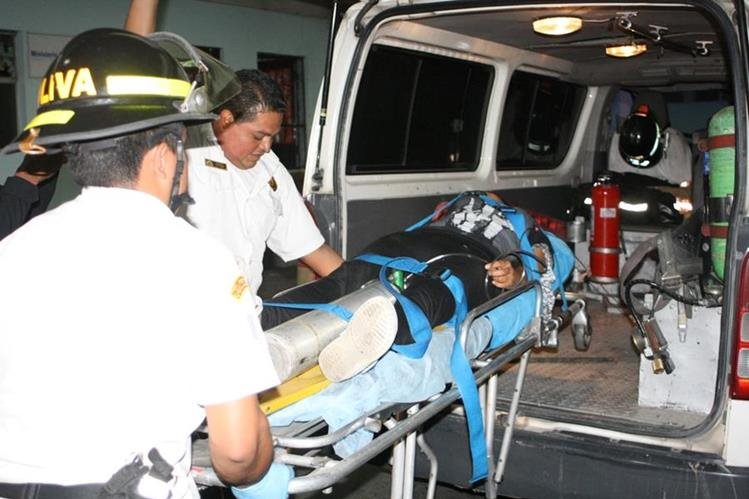 Bomberos trasladan al hospital a un hombre herido de bala en la zona 18. (Foto: Bomberos Voluntarios)