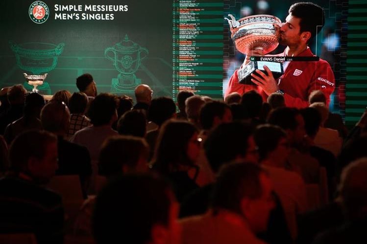 Djokovic y Nadal avanzan en Roland Garros