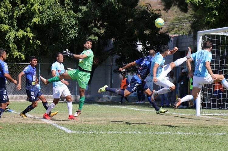 En los últimos minutos Sanarate pudo ampliar la ventaja, pero la defensa de Suchi lo evitó. (Foto Prensa Libre: Hugo Oliva)