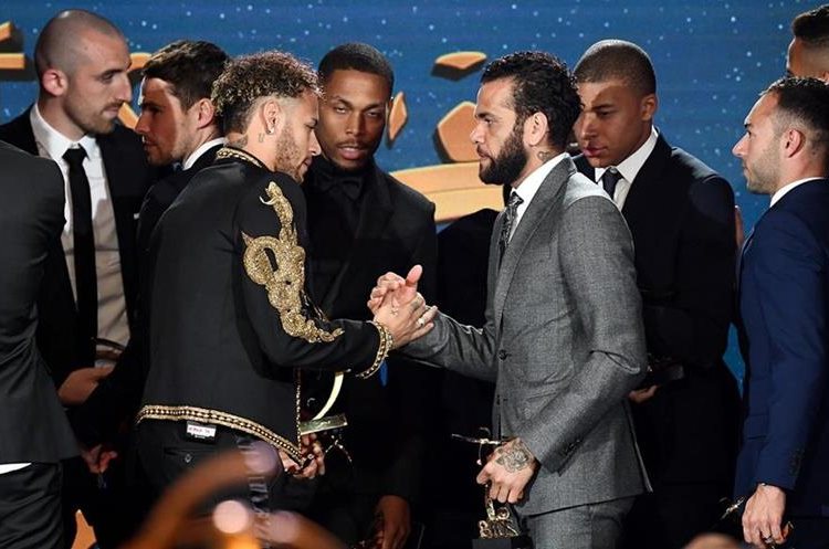 Dani Alves es saludado por su compañero de equipo Neymar Jr. (Foto prensa Libre: AFP)