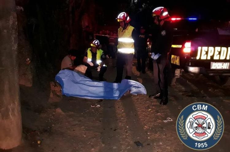 Lugar donde fue asesinada una persona en la colonia San Martín, Chinautla. (Foto Prensa Libre: Bomberos Municipales).