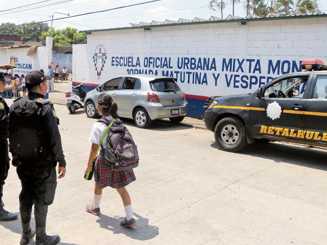 Agentes de la PNC brindan seguridad en los alrededores de la Escuela Oficial Urbana Mixta Monterrey, zona 4 de Retalhuleu, en donde se atienden dos jornadas. (Foto Prensa Libre: Rolando Miranda)