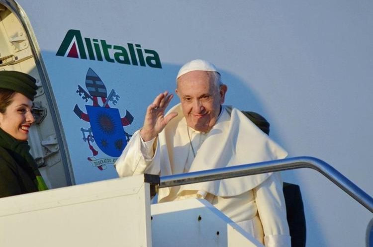El papa Francisco sube a bordo de un avión en el aeropuerto Fiumicino en Roma, Italia donde emprendió hoy su viaje a Chile. (Foto Prensa Libre: EFE)