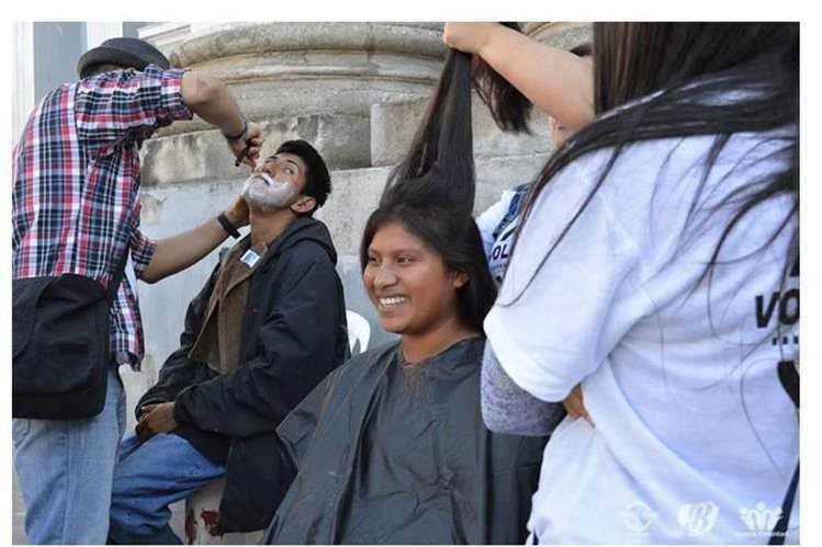 Parte de las actividades de The Street Store Guatemala es el corte de cabello y barba para personas en situación de calle (Foto Prensa Libre: Cortesía)