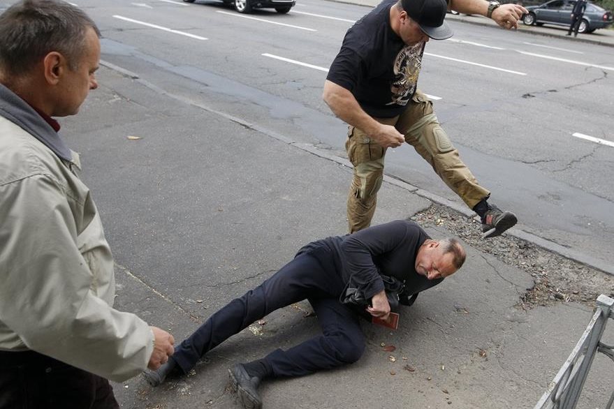 Un ucraniano golpea a un hombre ruso durante una protesta en Kiev. (Foto Prensa Libre: AFP)