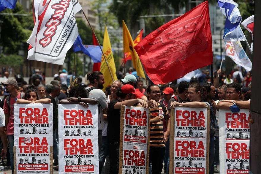 Un grupo de personas participa en una nueva manifestación en contra de políticas económicas de Michel Temer. (Foto Prensa Libre: EFE).