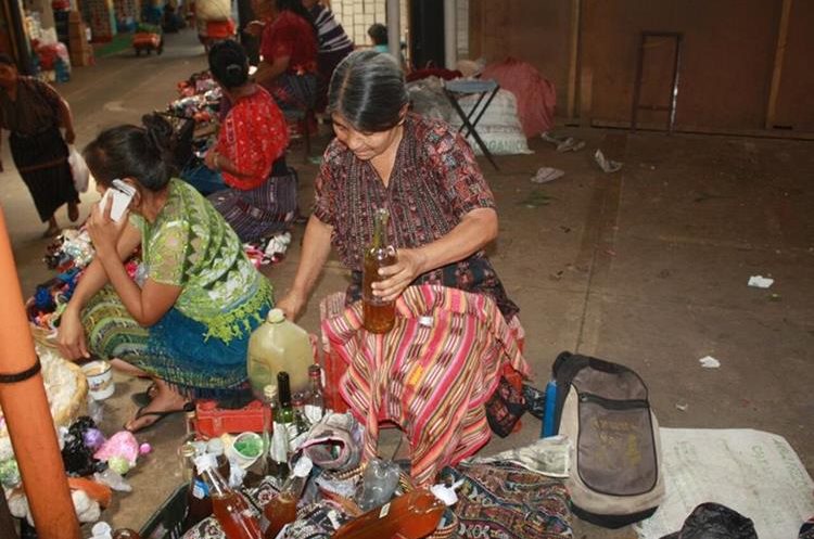 Productores de miel de Sololá ofrecen sus productos en los mercados locales, debido a que la exportación es mínima en los últimos dos años. (Foto Prensa Libre: Ángel Julajuj)