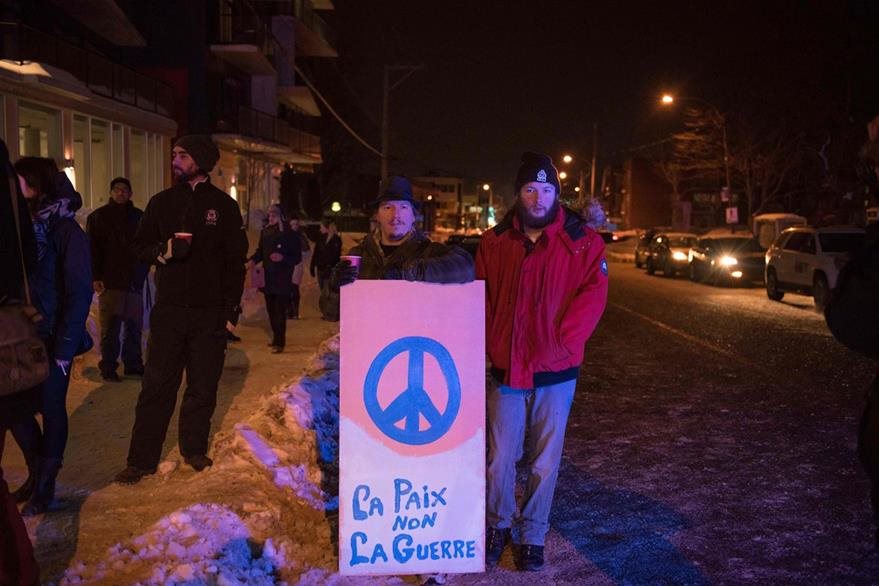 un grupo de personas muestra su rechazo contra la violencia cerca de la mezquita de Quebec.(AFP)