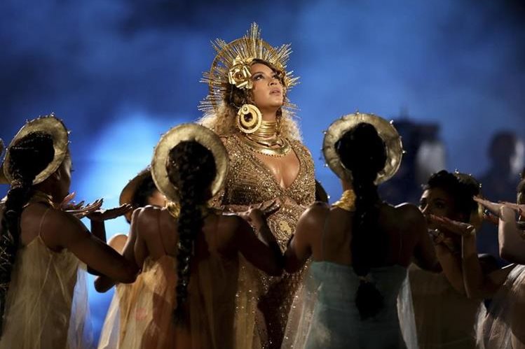 La cantante Beyoncé se presentó en la ceremonia de los Grammy. Su actuación fue muy elogiada por el atractivo visual. (Foto Prensa Libre: AP).