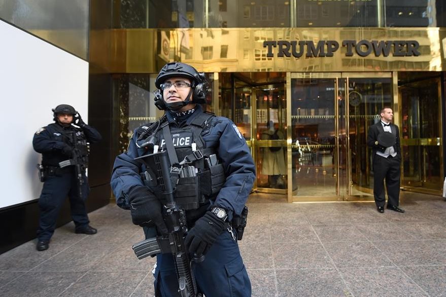 Un integrante de la Policía de Nueva York monta guardia en la Torre Trump, propiedad del magnate Donald Trump. (Foto Prensa Libre: AFP).