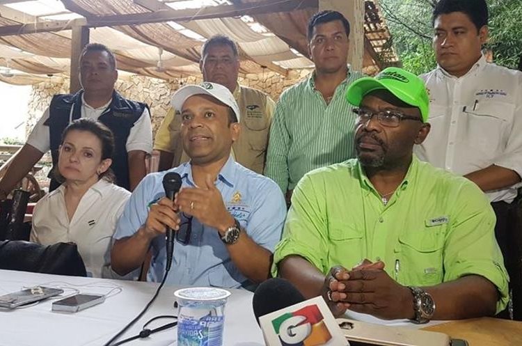 Los ministros de Ambiente de Honduras y Guatemala hablan sobre los acuerdos alcanzados. (Foto Prensa Libre: Dony Stewart)