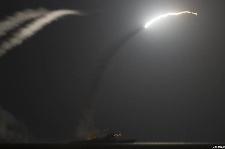 Lanzamiento de misiles contra objetivos en Siria. Foto Prensa Libre: Departamento de Defensa de EE.UU.