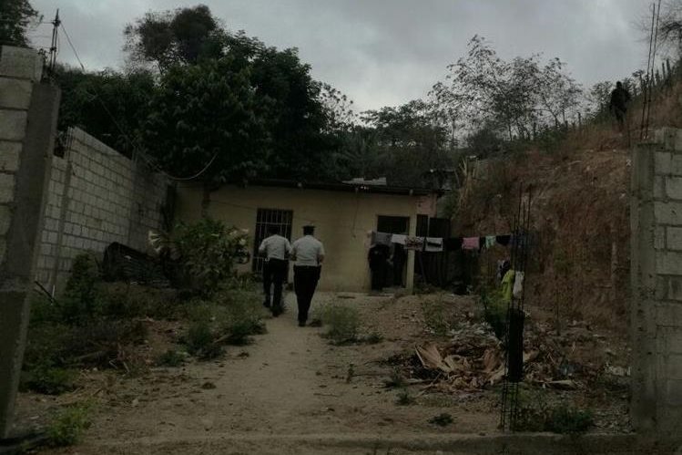 Agentes de la PNC rodean viviendas en Sanarate, El Progreso, en busca de presuntos integrantes de una banda delincuencial. (Foto Prensa Libre: Hugo Oliva)