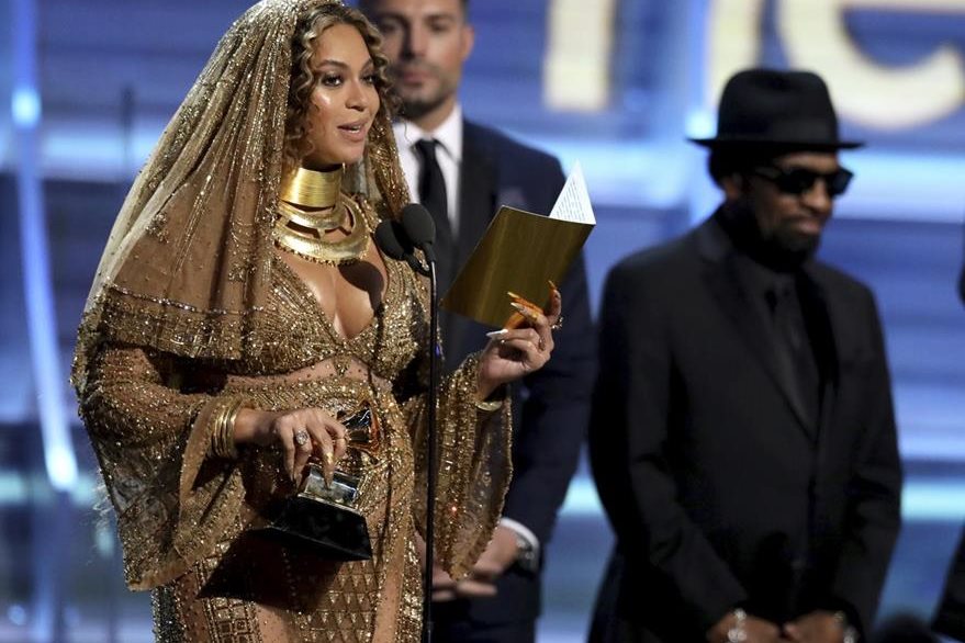 Beyoncé acepta el premio a mejor álbum urbano contemporáneo. (Foto Prensa Libre: AP).