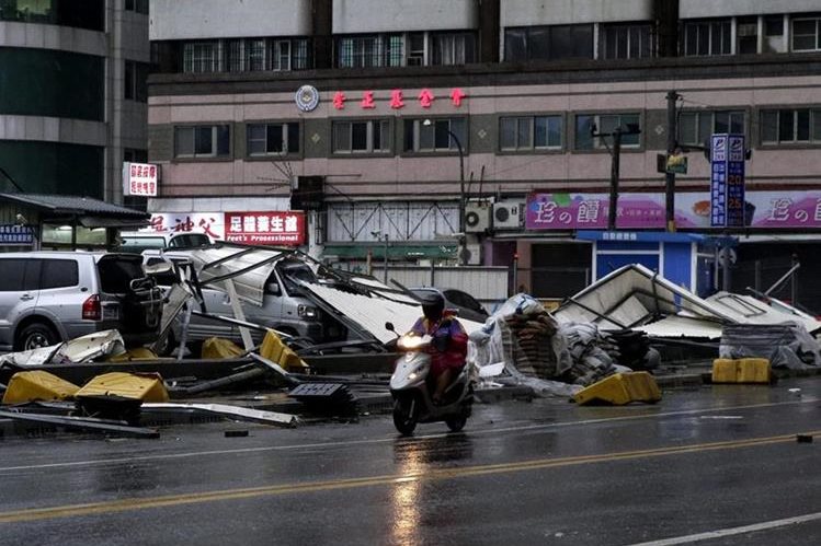 Varios vehículos fueron dañados por el paso del supertifón Meranti en Kaohsiung, Taiwán.(EFE).